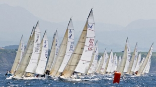 diverse barche a vela bianche in una regata 